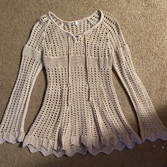 Bohemian top with see through holes - Picture 1 of 1